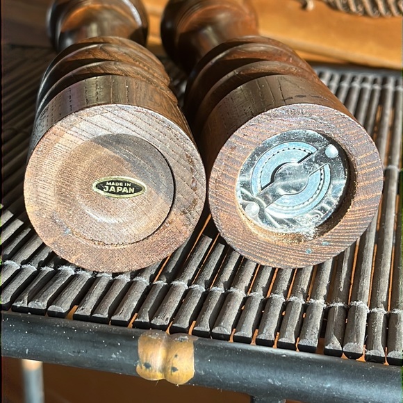 Pair of wood salt shaker and pepper mill, marked Japan - Picture 5 of 9